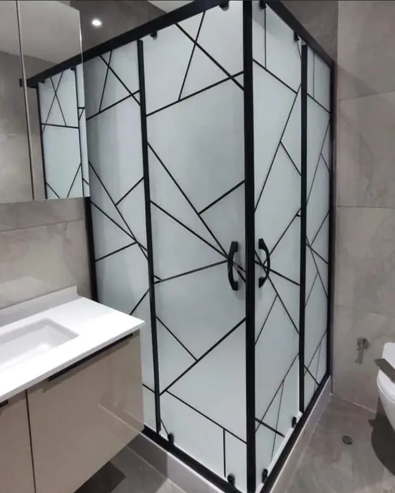 Banyo tadilatı — siyah çerçeveli duşakabin ve lavabo dolabı