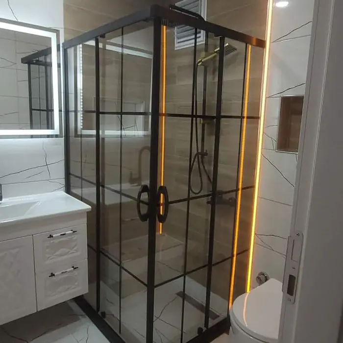 Duşakabin ve gizli aydınlatmalı banyo nişi