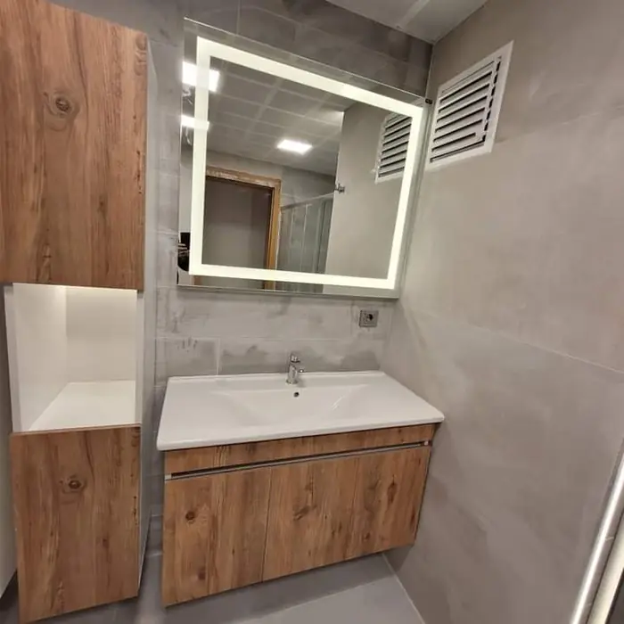 Ahşap dokulu banyo dolabı ve ışıklı ayna