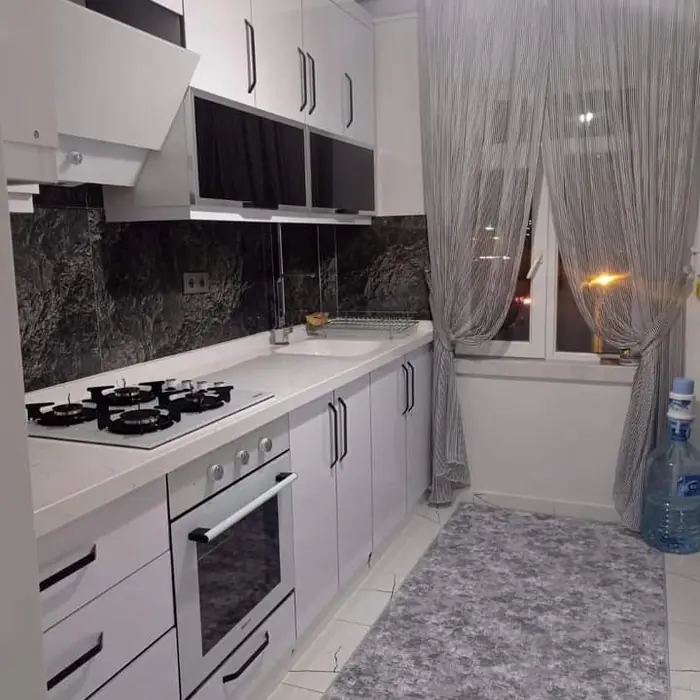 Mutfak yenileme — siyah mermer tezgâh arası