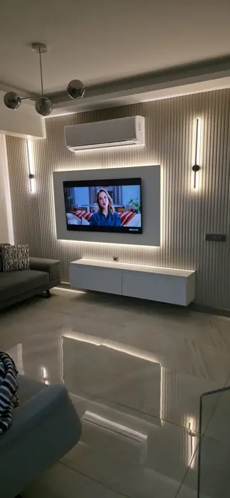Salon TV ünitesi — gizli aydınlatmalı duvar paneli