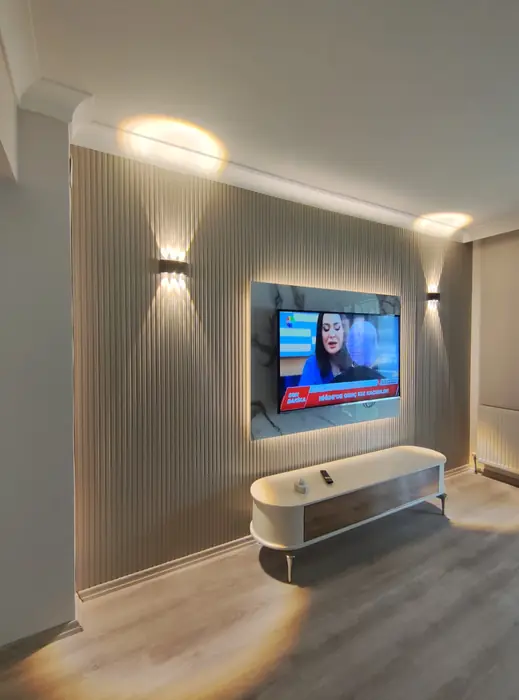 TV duvarı — çıtalı panel ve aplik aydınlatma