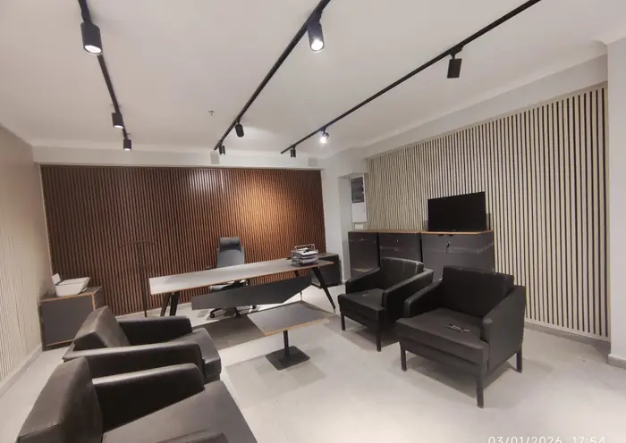 Ofis tadilatı — ahşap panel duvar ve ray spot aydınlatma
